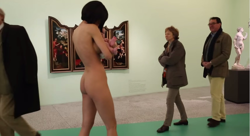ドイツの博物館で美女が  全裸パフォーマンス！
