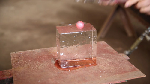 1600度の鉄球を氷の上に置く動画