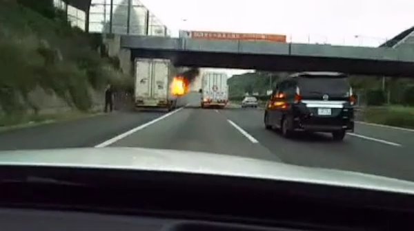 東名高速道路でトラックが炎上