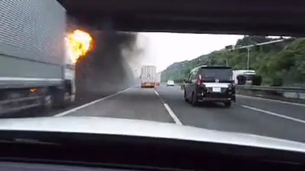東名高速道路でトラックが炎上