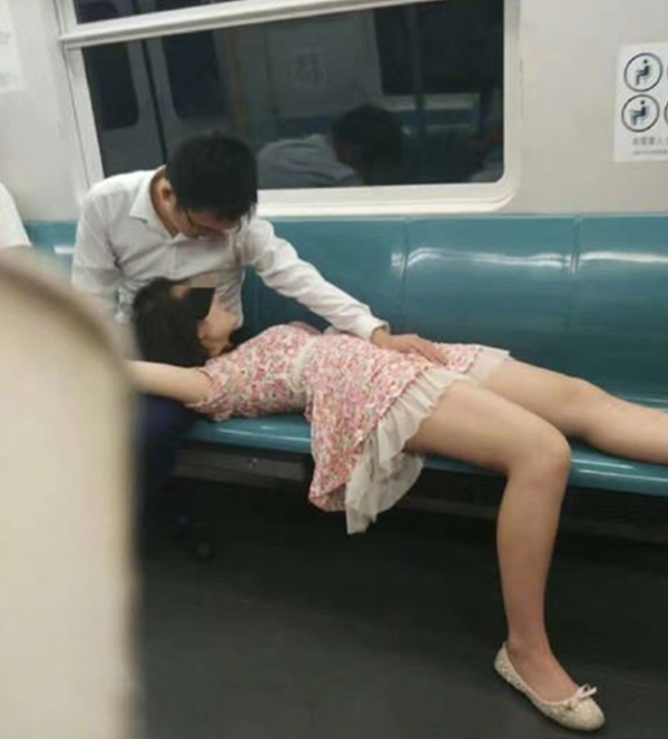 中国の地下鉄でイチャつくカップル