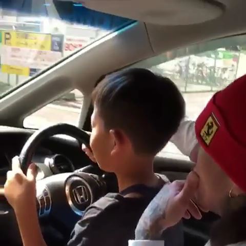 子供に運転させる動画