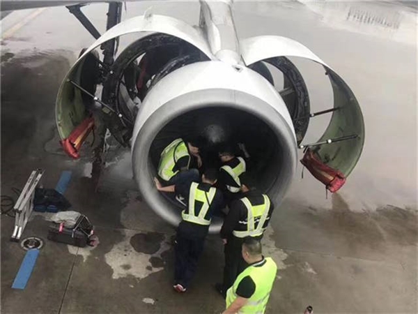 飛行機のエンジン