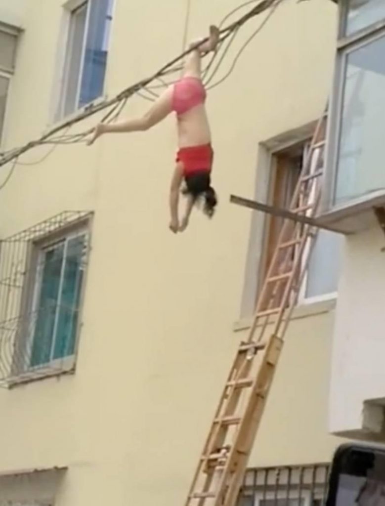 中国でアパートの5階から女性が落下 運良く電線に引っかかり命拾い ゴゴ通信