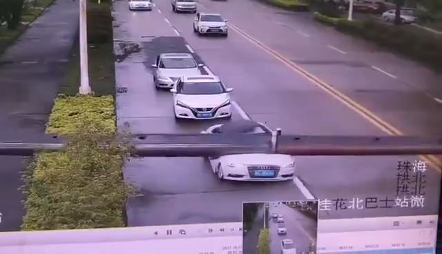 中国の道路で鉄柱が落下