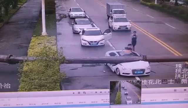 中国の道路で鉄柱が落下