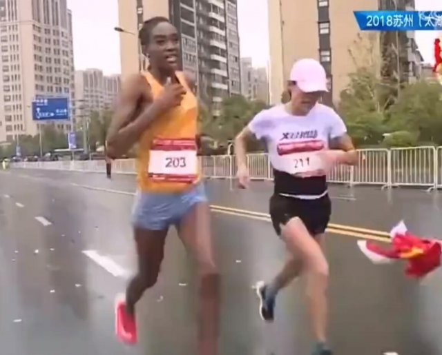 中国マラソン大会でゴール直前にボランティアが乱入し国旗を無理矢理持たせた為に優勝を逃す  ランナーに批判殺到のわけ？