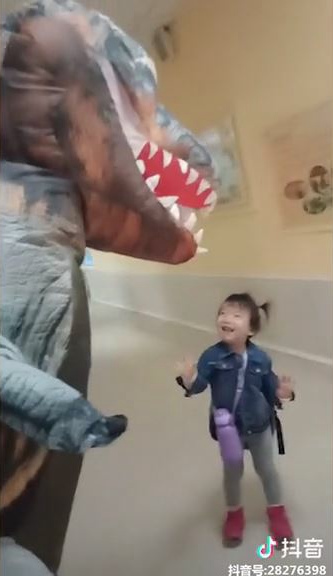 恐竜に扮する父親