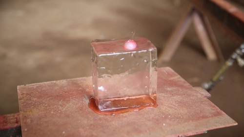 1600度の鉄球を氷の上に置く動画