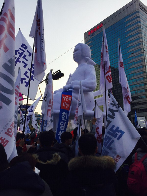 朴槿恵大統領の退任デモに慰安婦像