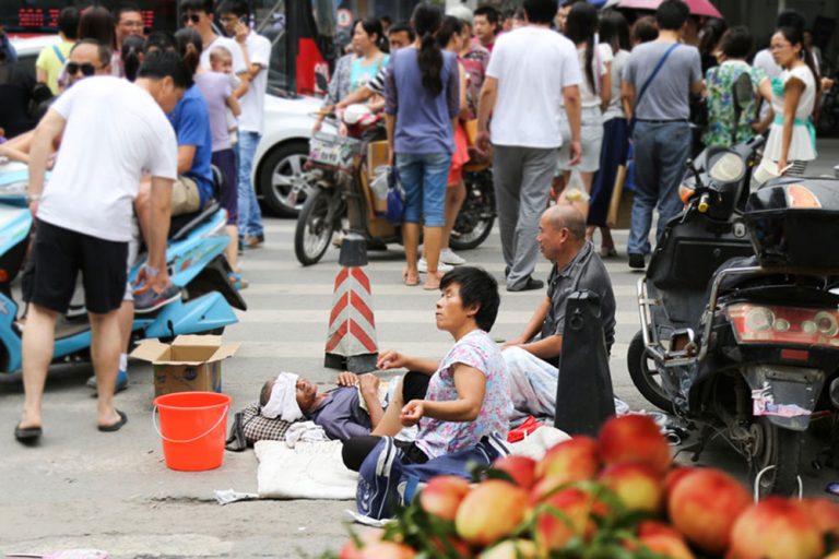 中国の乞食は偽物もいる! 組織ぐるみで病気のフリをして物乞いするプロ乞食 | ゴゴ通信ゴゴ通信