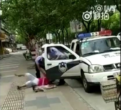 中国警察が暴行