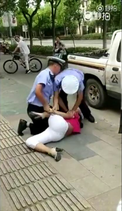 中国警察が暴行