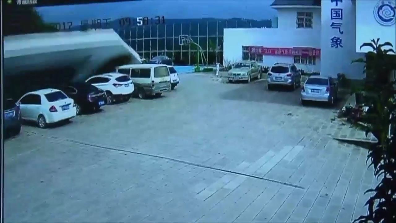 中国の駐車場の壁が崩壊