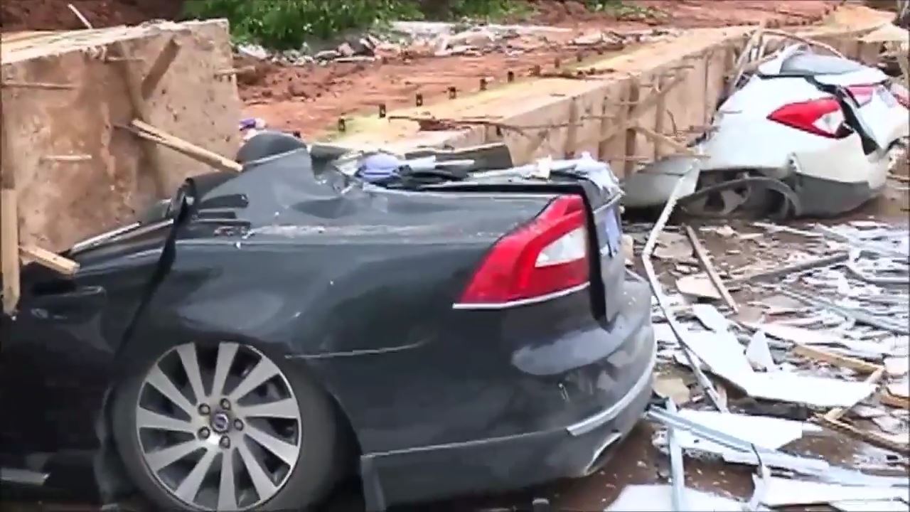 中国の駐車場の壁が崩壊