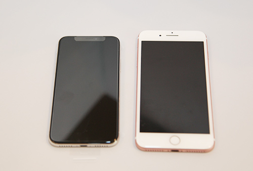 左：iPhoneX、右：iPhone 7 Plus