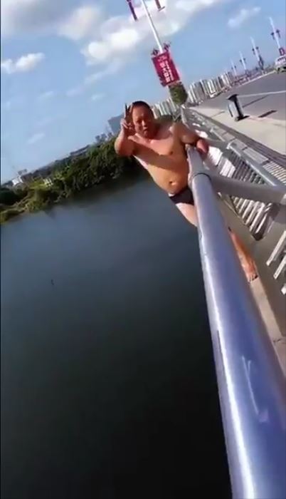 橋の上からダイブ