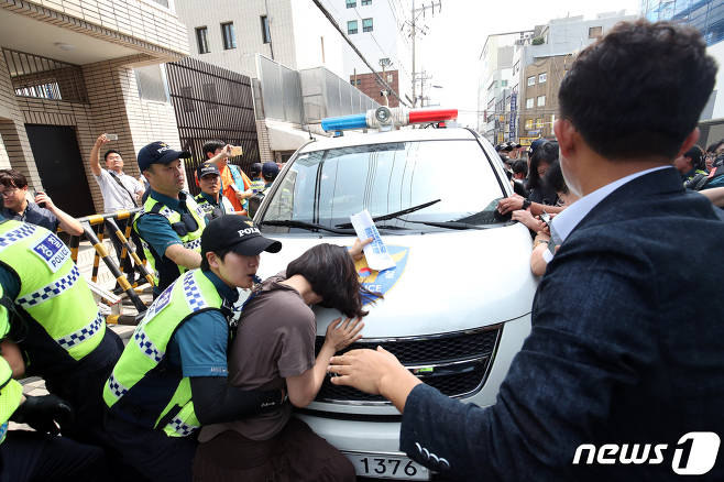 日本大使館でデモ行為　逮捕