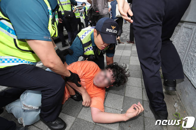 日本大使館でデモ行為　逮捕
