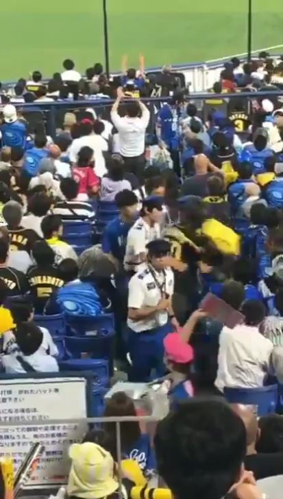 阪神ファンが子供を投げつけ喧嘩