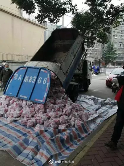 武漢　ゴミ収集車で配布
