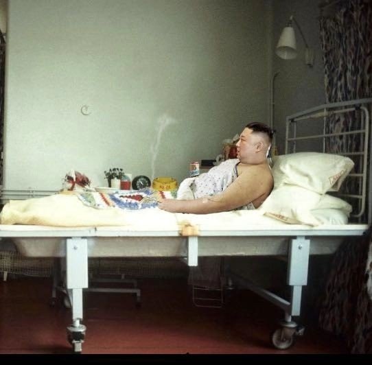 北朝鮮金正恩が病室のベッドの上でタバコを吸いお酒を飲む写真が出回る 合成疑惑も ニコニコニュース
