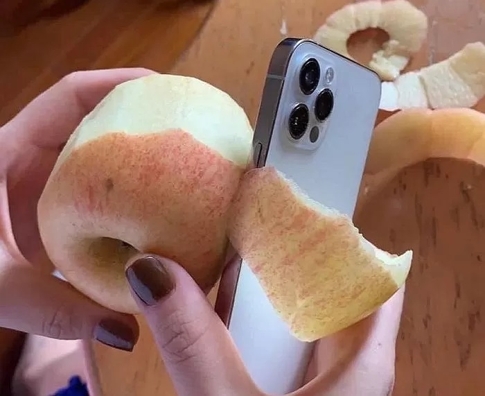 リンゴを剥く写真