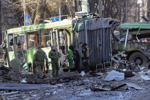 ウクライナ　ロシアのミサイルでバス破壊