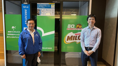 左：テレキューブ代表 間下 浩之、右：ネスレ日本株式会社 飲料事業本部 吉永裕太